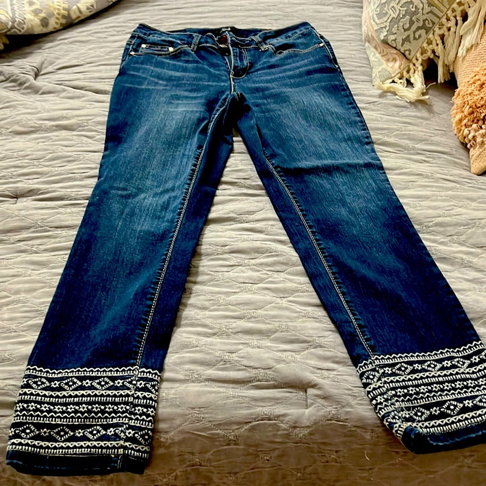 Earl skinny ankle jeans size 10. White embroidery trim on bottom of legs